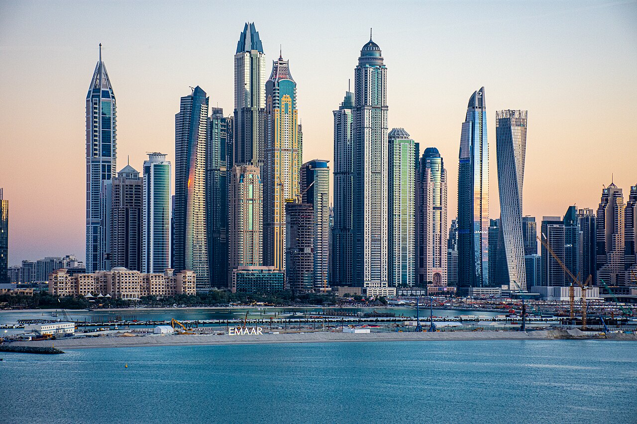 La skyline de Dubaï au coucher du soleil